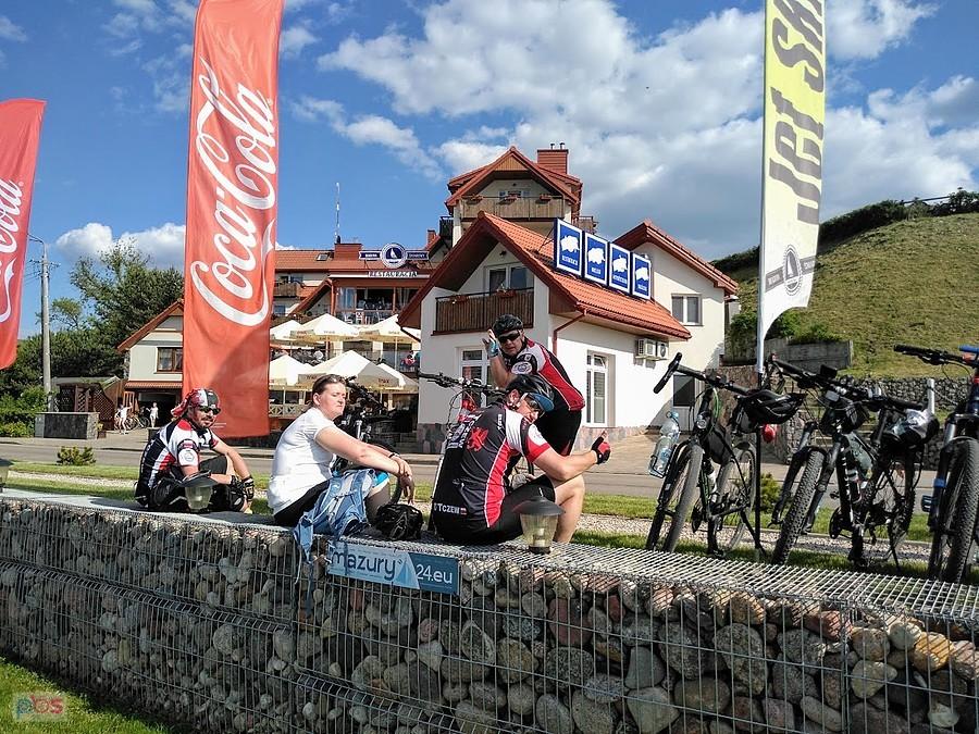 Grupa rowerzystów podczas postoju