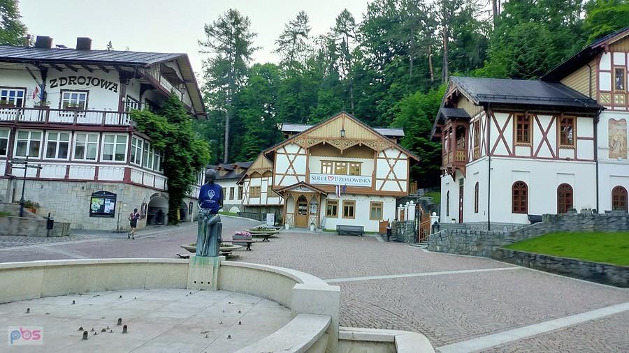 Pomnik w koszulce biegowej