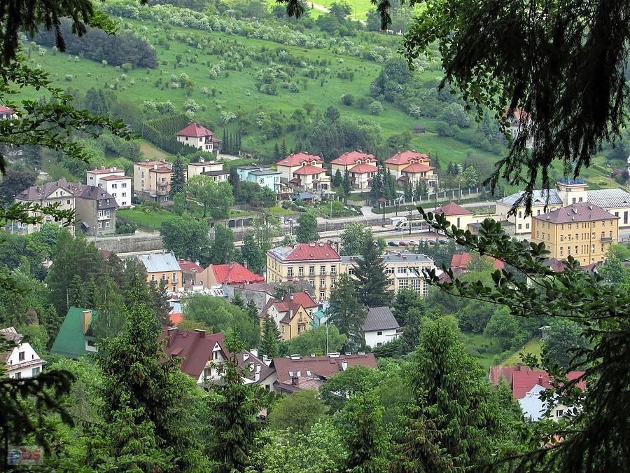 Na dole widoczny dworzec kolejowy w Krynicy-Zdroju