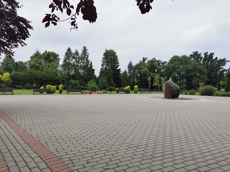Fontanna na skwerze z kościołem w tle - Kampinos