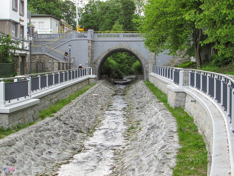 Potok Kryniczanka i most na ul. Zdrojowej