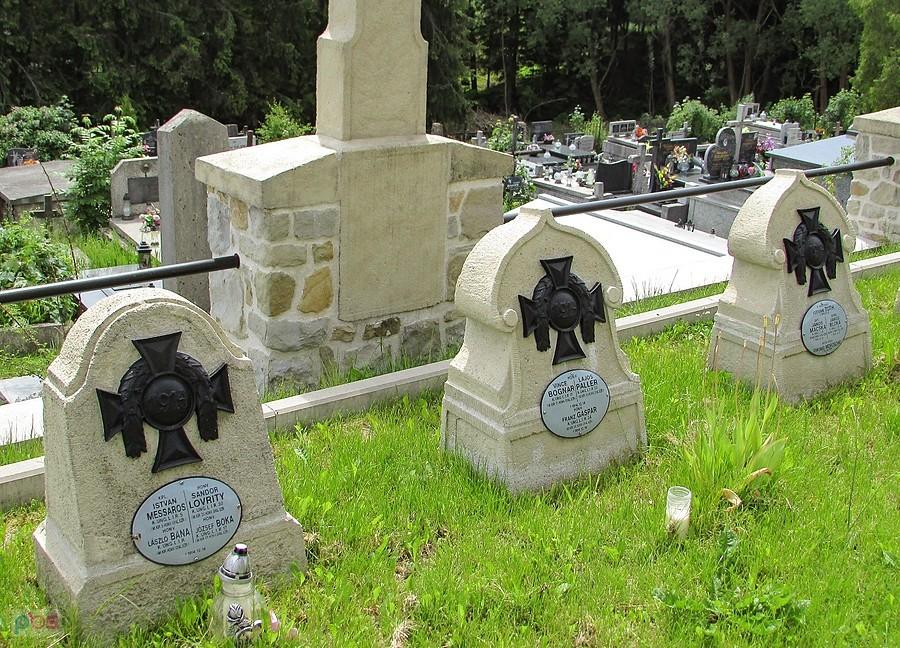 Na pomnikach umieszczony jest tzw. krzyż austriacki