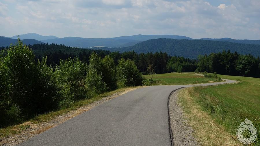 zjaaaazd w stronę Nowicy z widoczkiem na Góry Hańczowskie i Busov