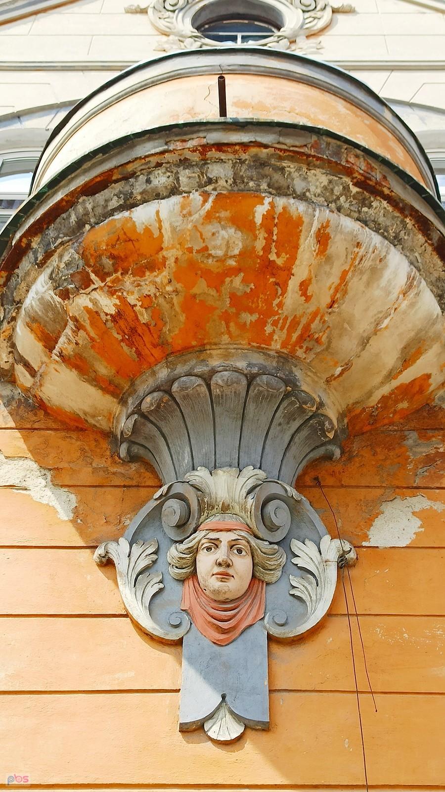 Ozdoba architektoniczna na jednej z kamieniczek w Kożuchowie