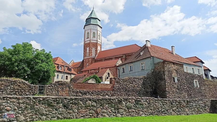 Widok na Kożuchów od strony fosy i murów obronnych