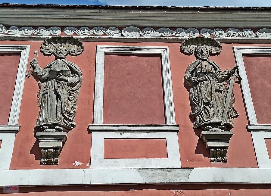 Figury Piotra i Pawła na jednej z kożuchowskich kamieniczek
