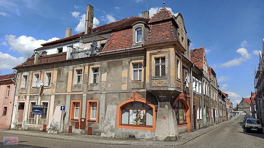 Kamieniczka narożna w rynku w Kożuchowie