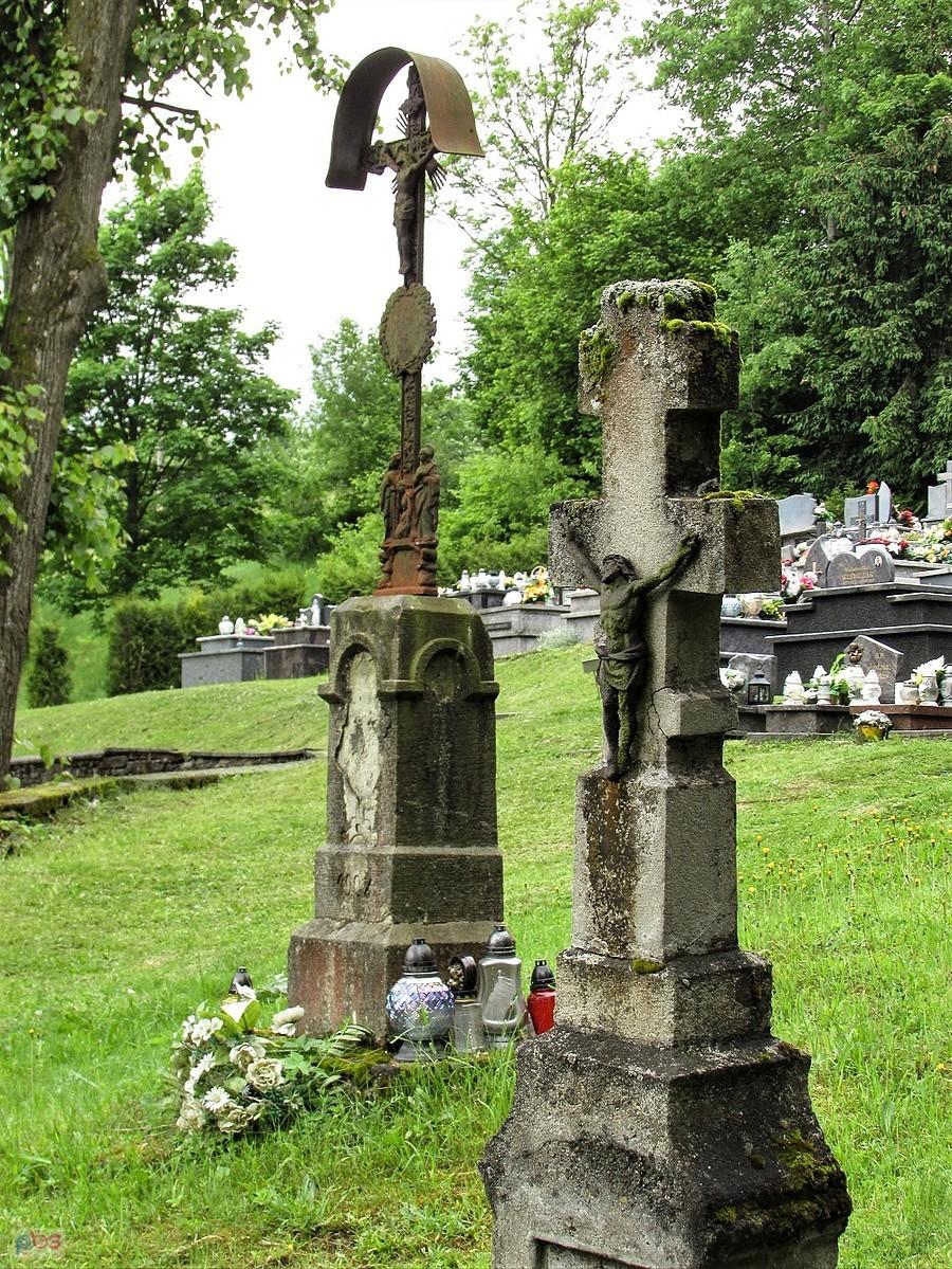 Stare groby łemkowskie przy cerkwi