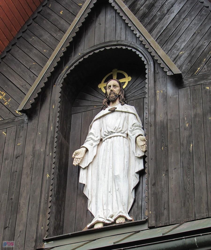 Chrystus nad wejściem kościoła w Tymowej