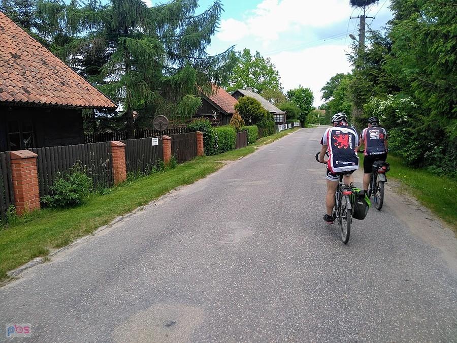 Dwoje rowerzystów na wiejskiej drodze
