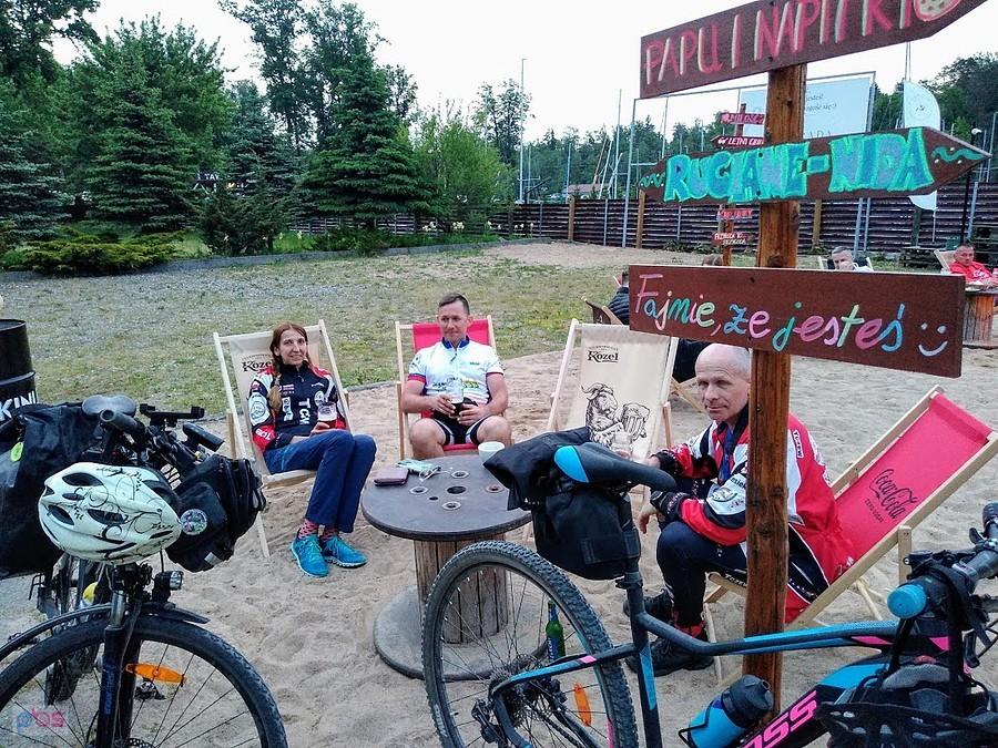 Grupa rowerzystów na plaży w Rucianie-Nidzie