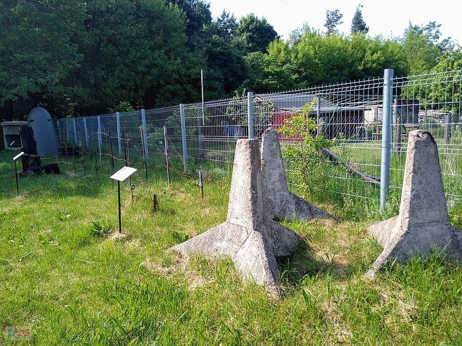 Pozostałości betonowych barykad na Mazurach