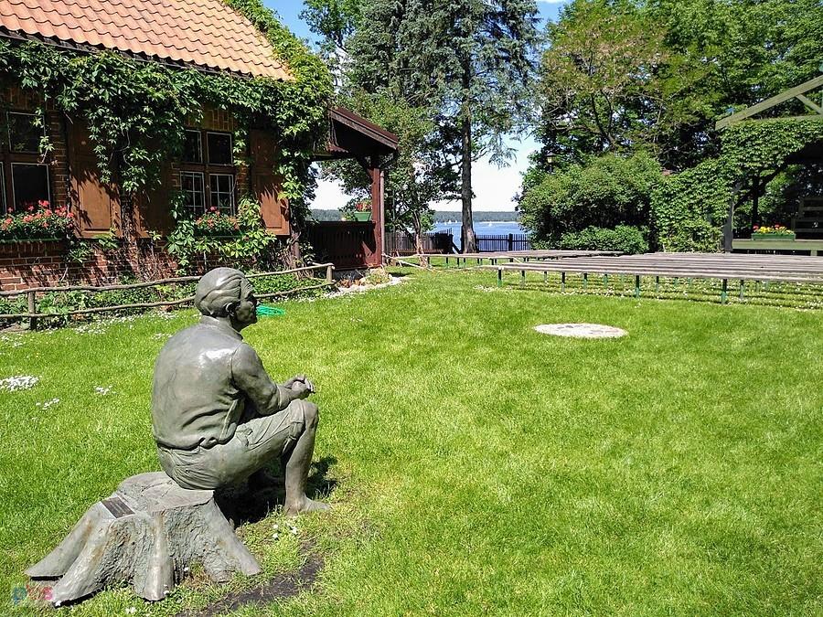 Siedząca rzeźba przed Muzeum K.I. Gałczyńskiego