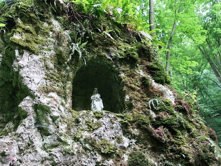 Porcelanowa figurka w nyży skalnej