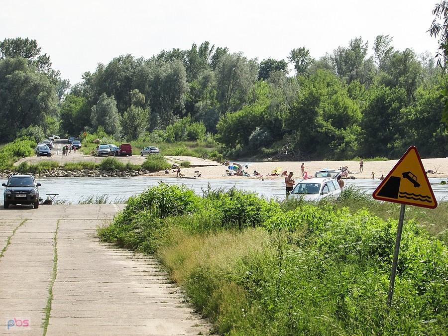 Ta niewielka rzeczka to Wisła, a po drugiej stronie plaża w Górze Kalwarii