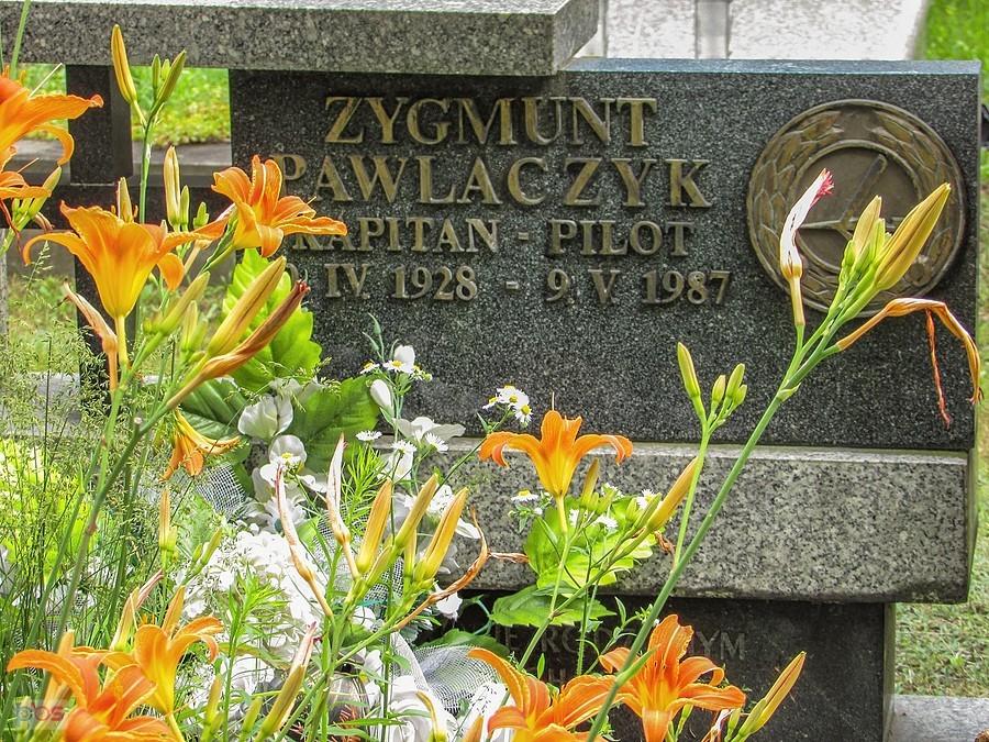 Symboliczna mogiła dowódcy załogi samolotu LOT, Ił-62M Tadeusz Kościuszko, który rozbił się w Lesie Kabackim
