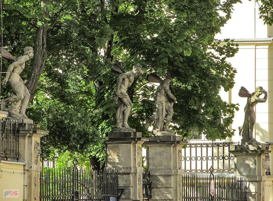 Figury czterech eoli na filarch ogrodzenia Pałacu pod Czterema Wiatrami