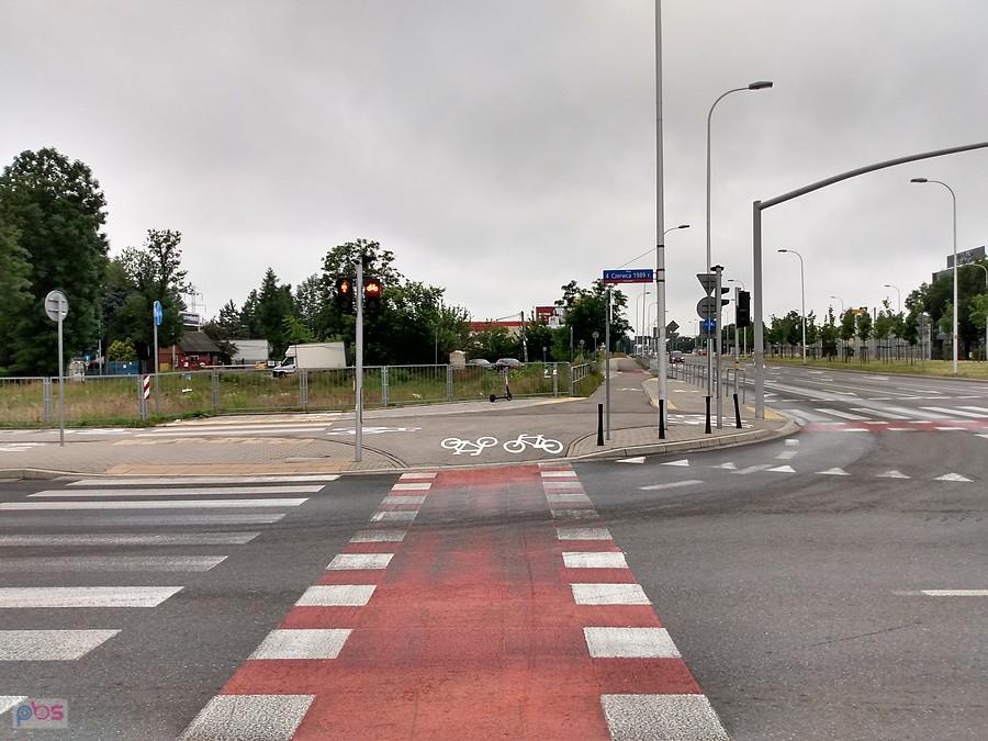 Czekając na zielone. Tym razem w połowie jezdni