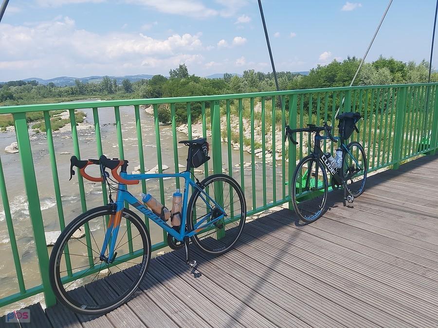 Rowerki na kładce na rzece Poprad