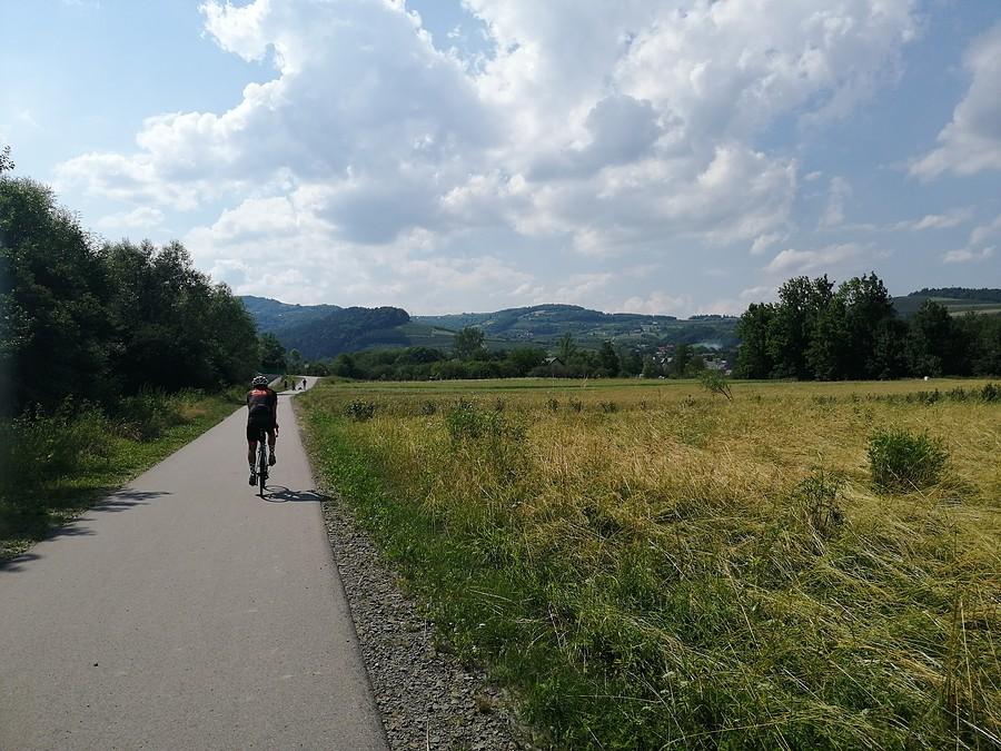 Ścieżka rowerowa z ładnym widoczkiem.