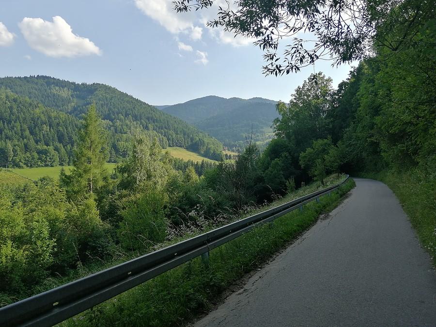 Początek jednego z kilku karkołomnych zjazdów z niesamowitym widokiem.