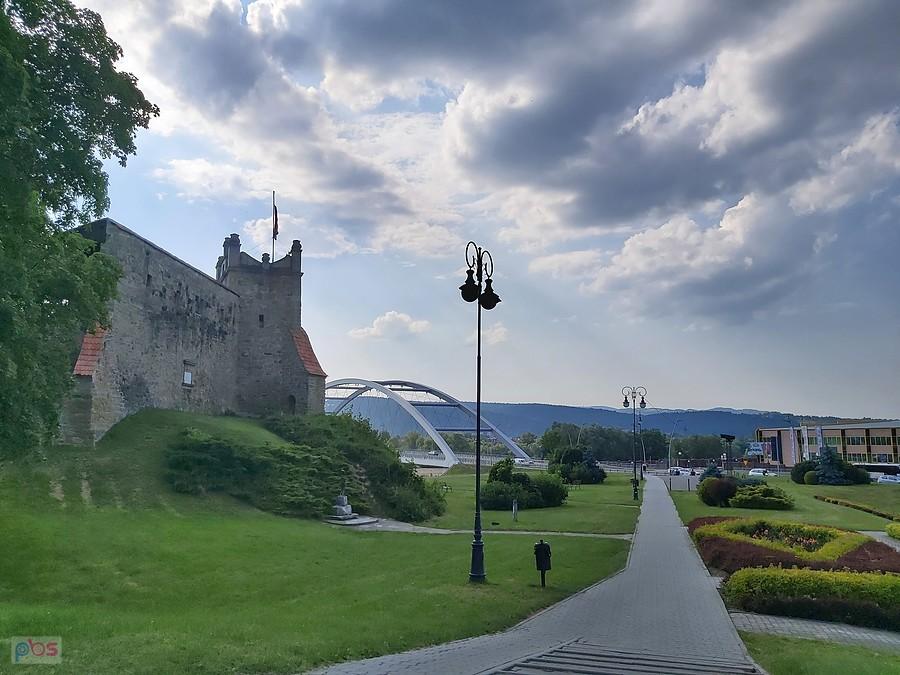 Widok na zamek i most w Nowym Sączu