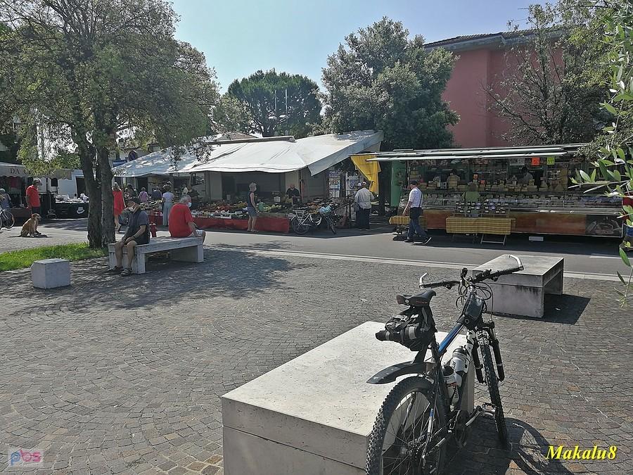 Sirmione, na głównej ulicy targowisko, trzeba objechać.