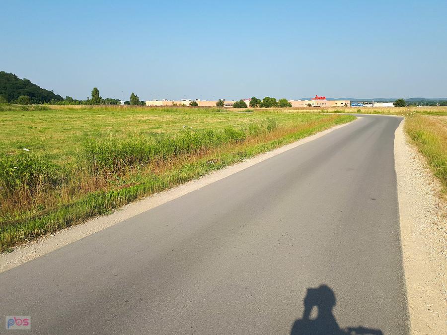 Nowa Wieś w gminie Poczesna i zabudowania hipermarketu "Auchan"