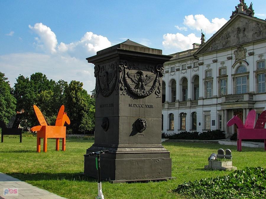 Studnia Aignera przed Pałacem Rzeczypospolitej