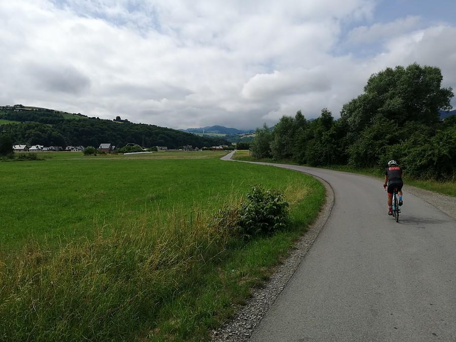 Rowerzysta na wiejskiej ścieżce rowerowej