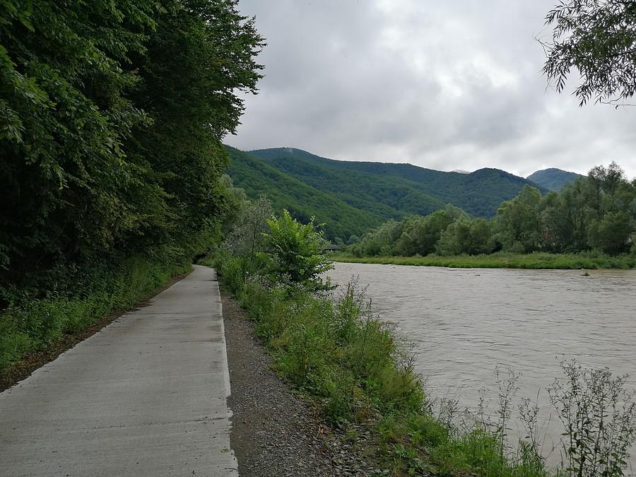 Ścieżka rowerowa wzdłuż rzeki Poprad.
