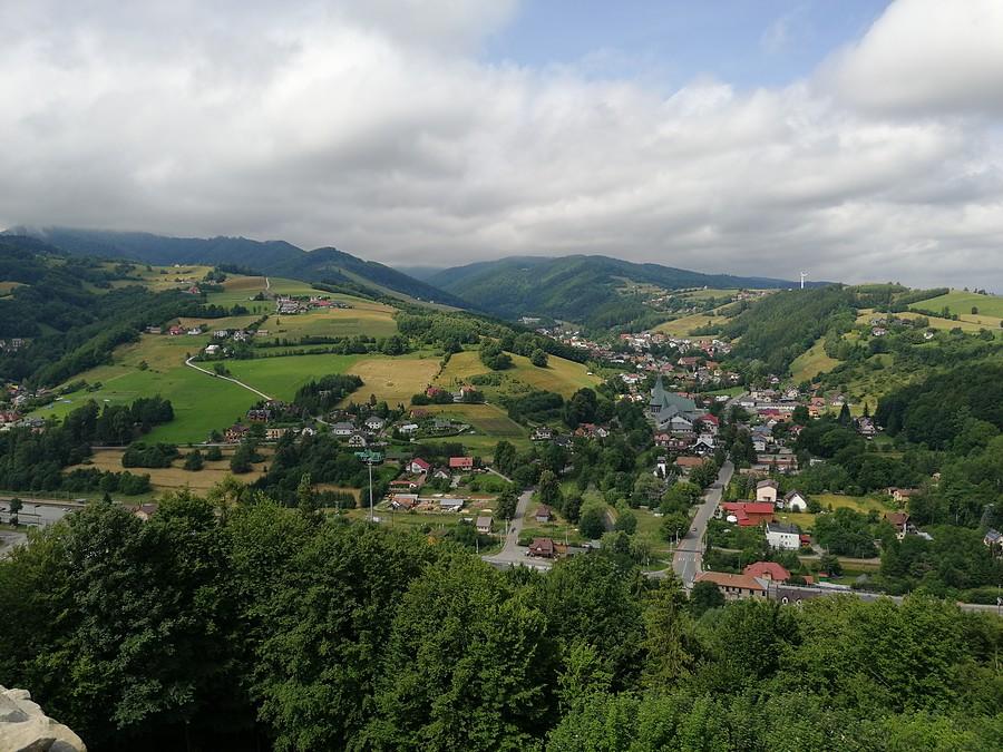 Panorama wsi w dolinie