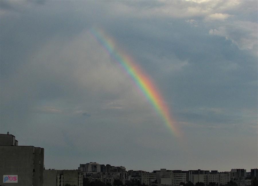 Tęcza rozwija sie nad Ursynowem