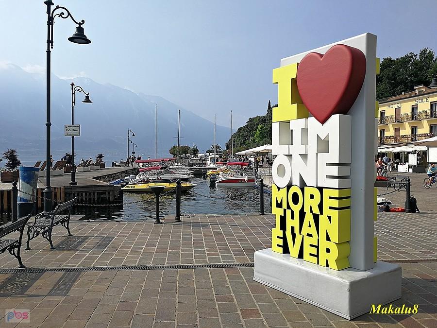 Limone spacerkiem.