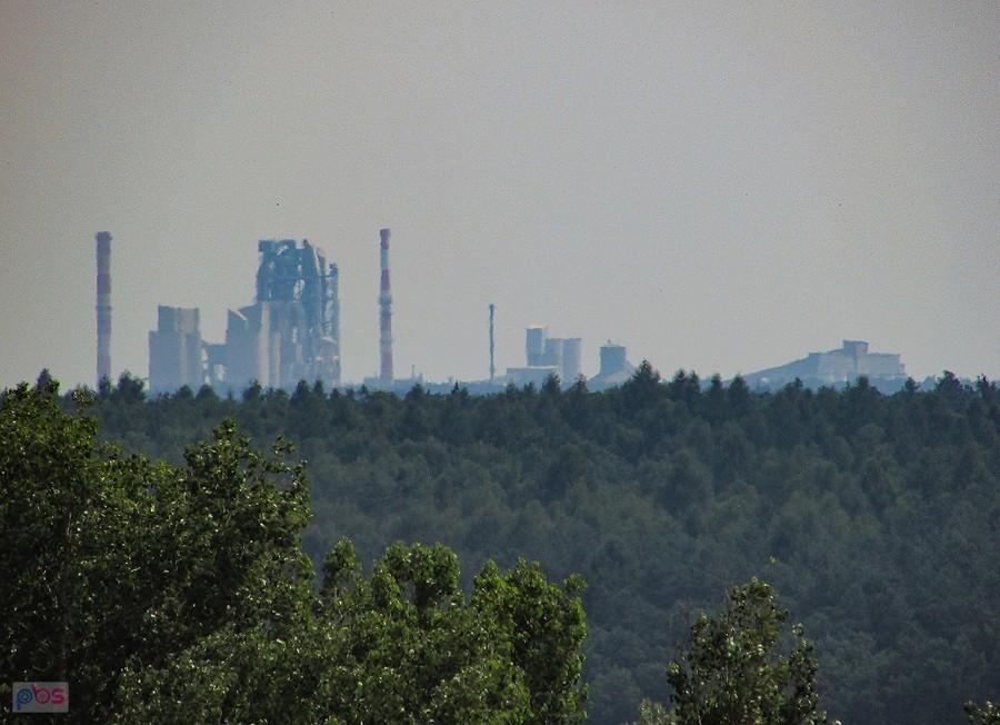 Cementownia Ożarów zza lasów i górek