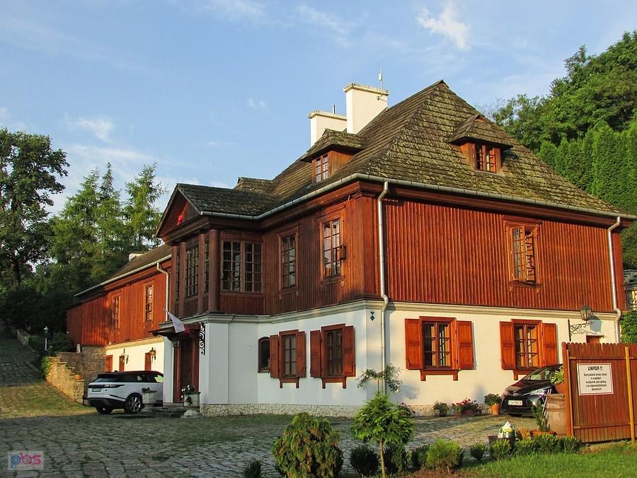 Dworekw Karpińskich na campingu w Sandomierzu