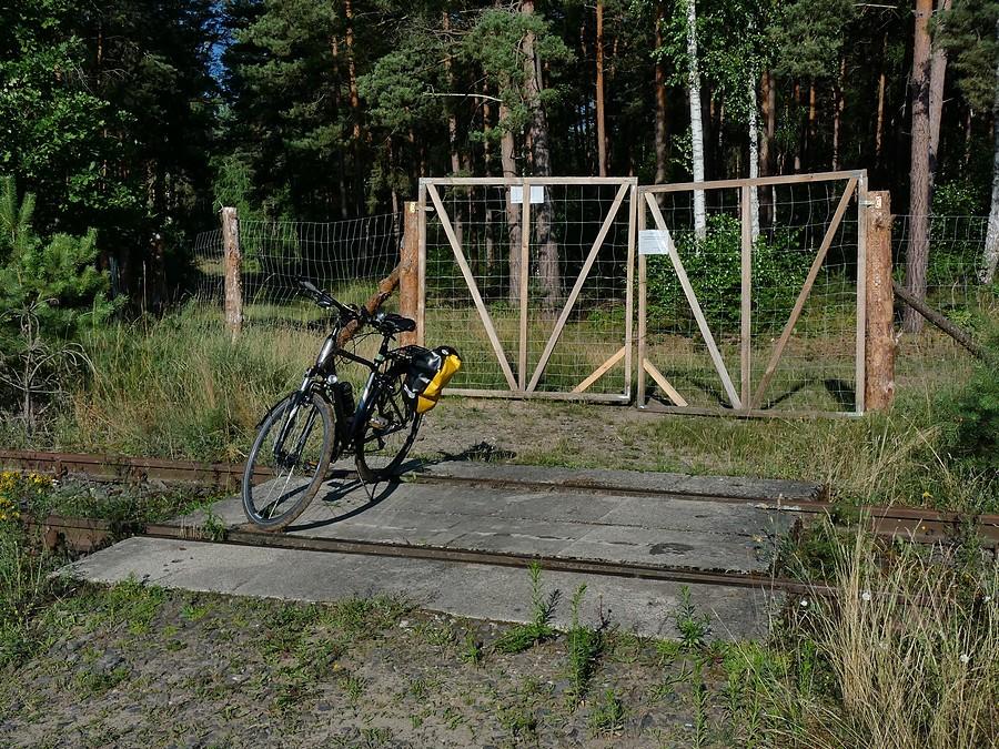 Brama ASF i nieczynna linia kolejowa Rzepin - Międzyrzecz