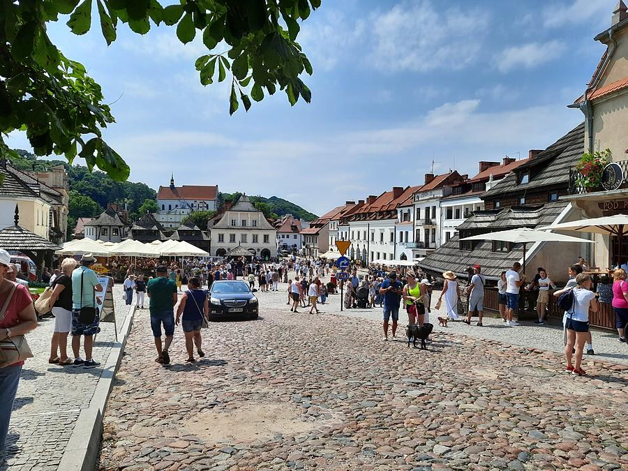 Ludzi tłum i samochody, Kazimierz Dolny.