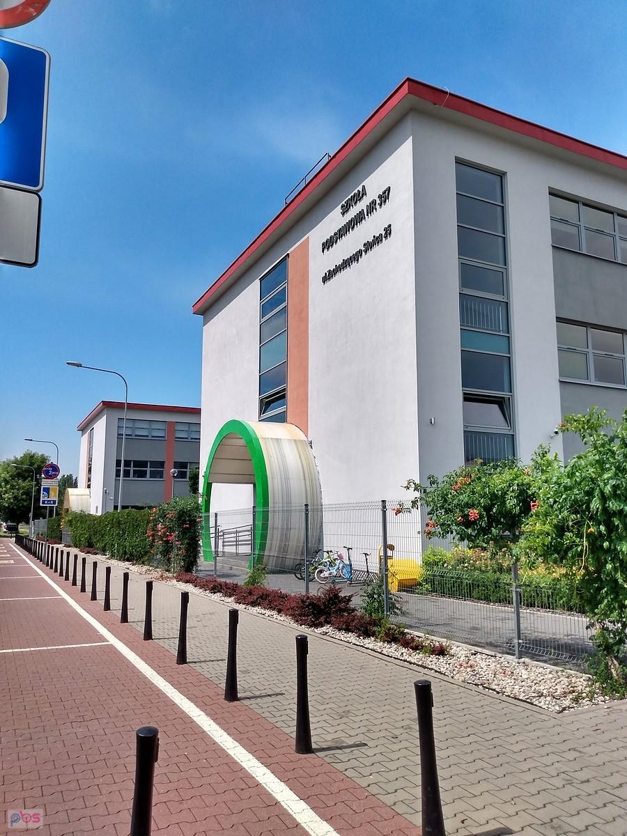 Słoneczna szkoła przy Zachodzącego Słońca