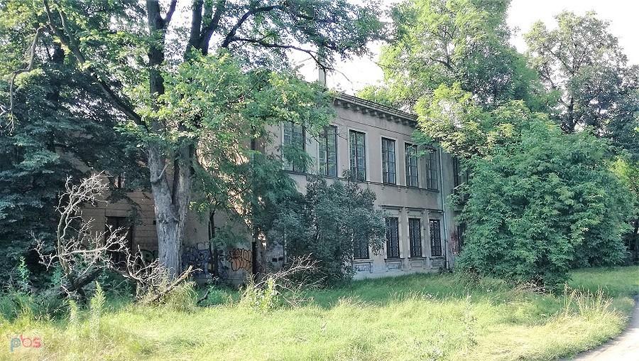 Pałac Błękitny zmierza w kierunku zabytkowej ruiny