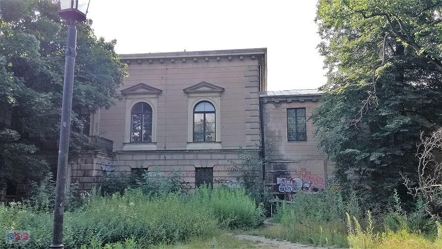 odkąd zamknięto przebicie od Senatorskiej do Parku Saskiego cała okolica zdziczała. Budynek zawilgły, opuszczony