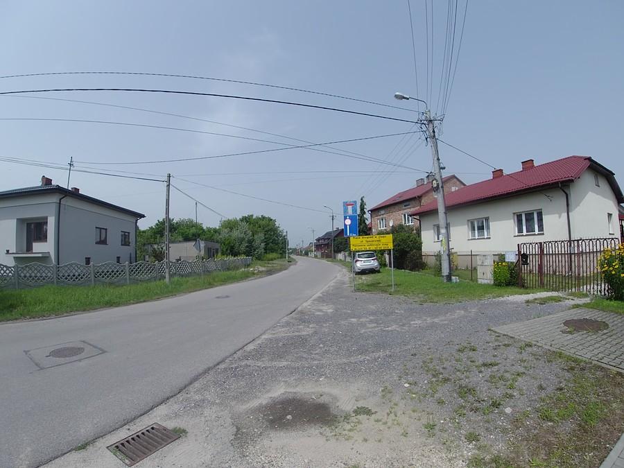 Pomimo znaku można jechać Traktem Królewskim do Borzęcina
