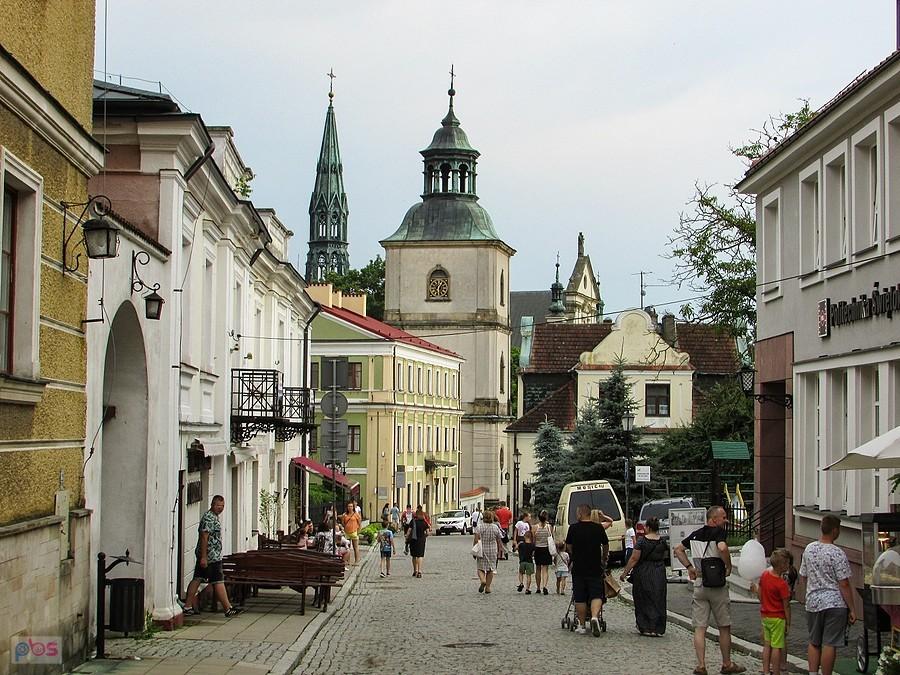 Sandomierz - ulica Mariacka prowadzi z rynku do katedry