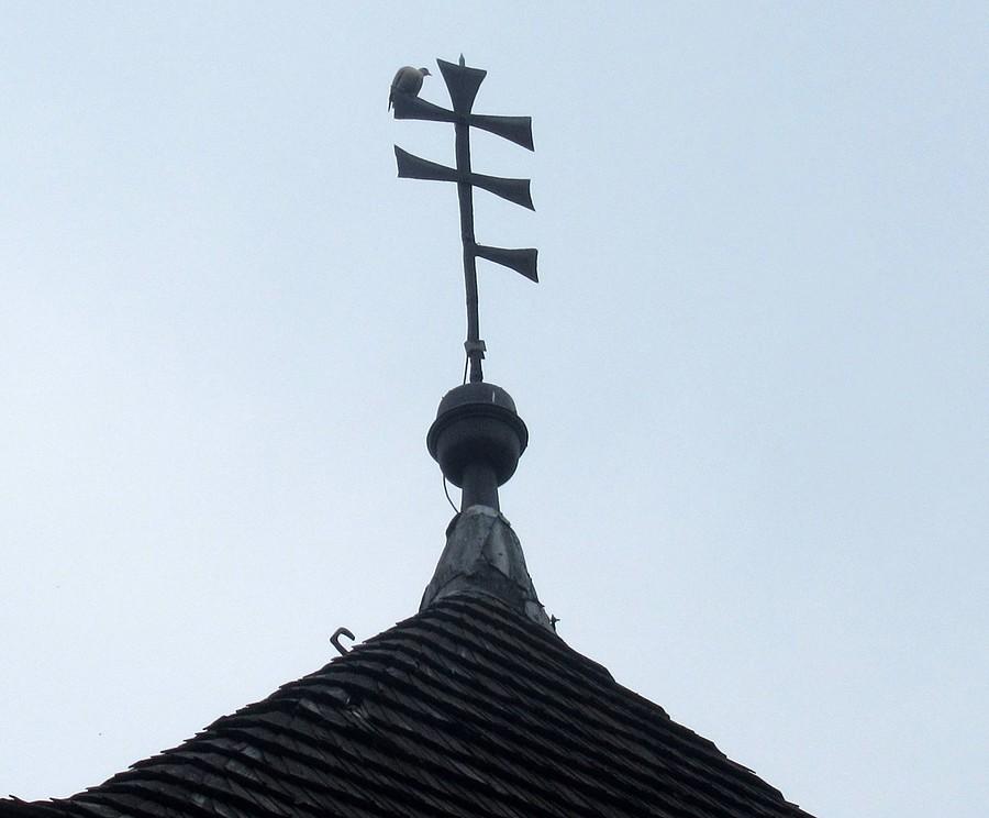 Krzyż... bez krzyża. Za to z gołębiem. Kiszkowo