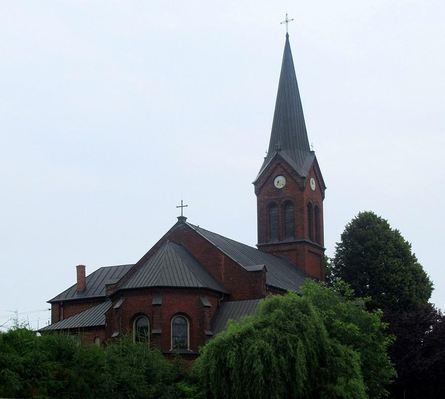 Drugi z kościołów w Kiszkowie. Taki klasyczny