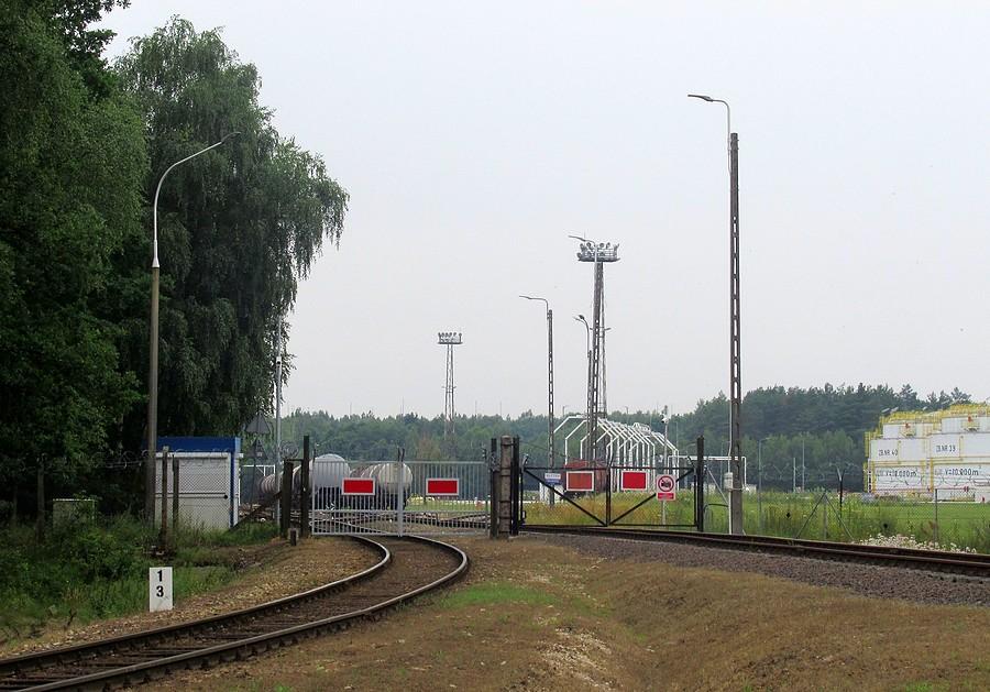 Tory prowadzące do zakładu rozwożącego paliwa