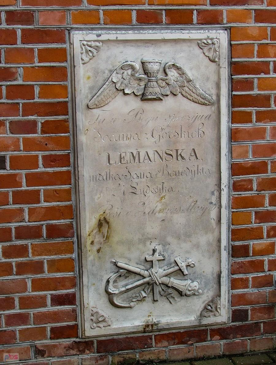 Tablica nagrobna Joanny z Górskich Lemańskiej na murze świątyni zwoleńskiej
