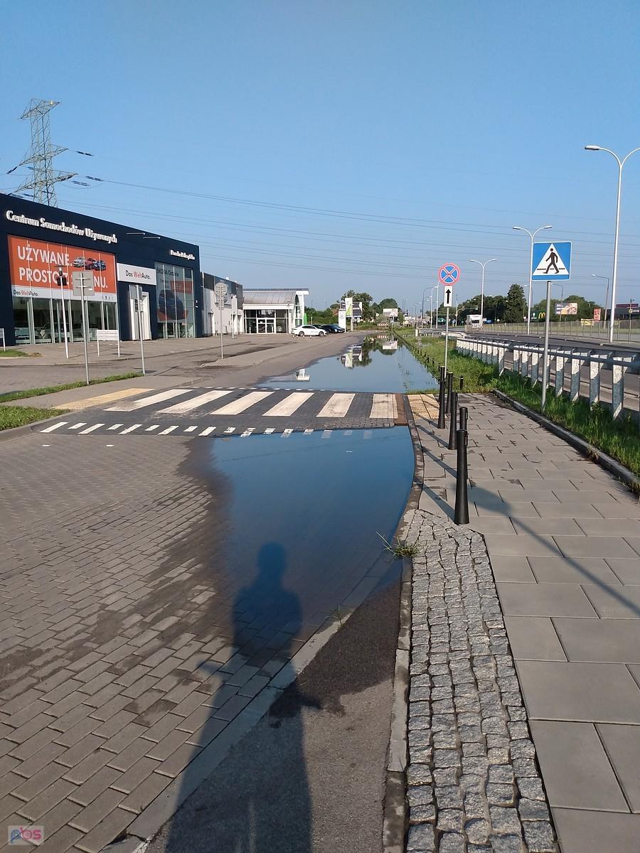 Pada tak dużo, że rowy odpływowe wylały