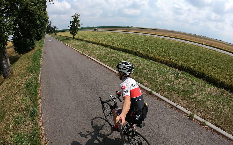 Genialny pomysł - starą drogę wojewodzką zamienili na rowerówkę