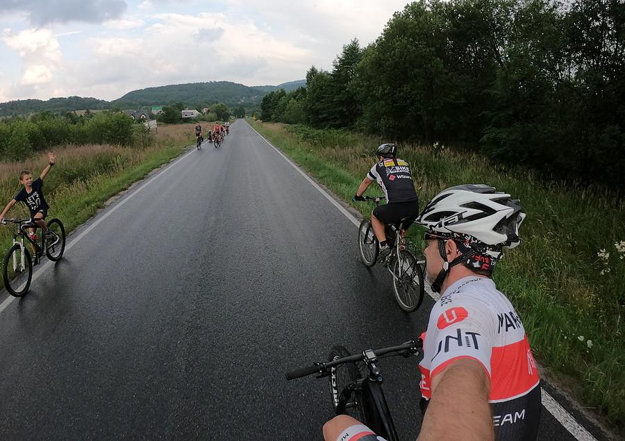 Grupka rowerzystów mijana w drodze na Biskupią Kopę